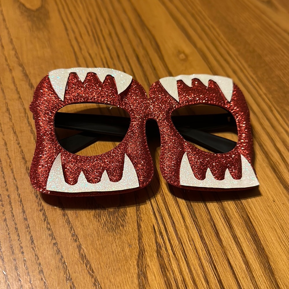Halloween glasses: Vampire teeth